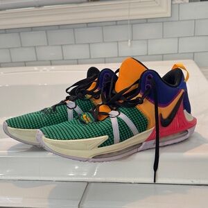 Nike LeBron Witness VII HO22 Holiday 11.5